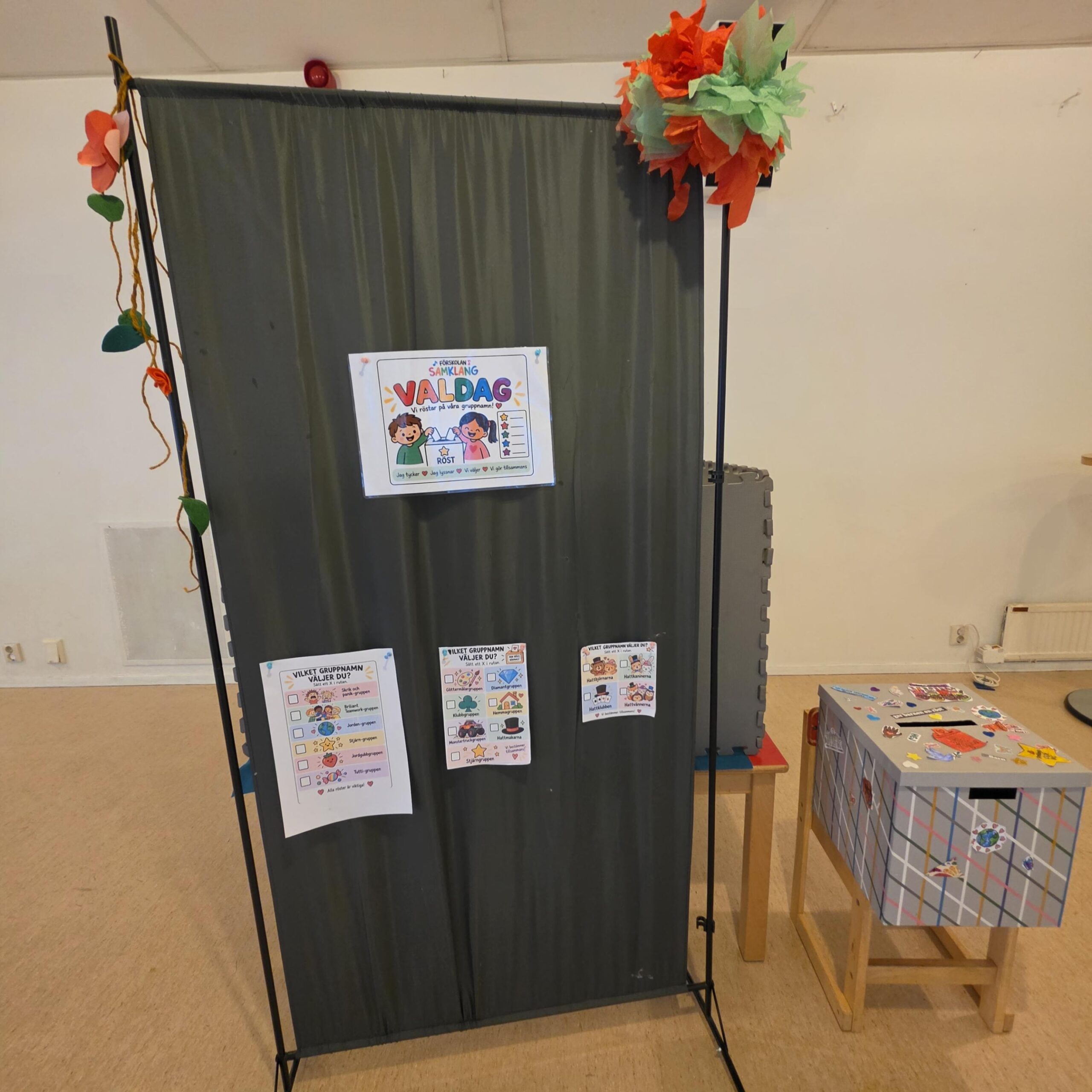 Valskärm med gruppnamnsförslag och dekorerad valurna på Förskolan Samklang.